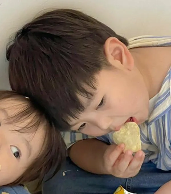 Hình nền bé gái sơ sinh dễ thương tạo cảm giác ngọt ngào