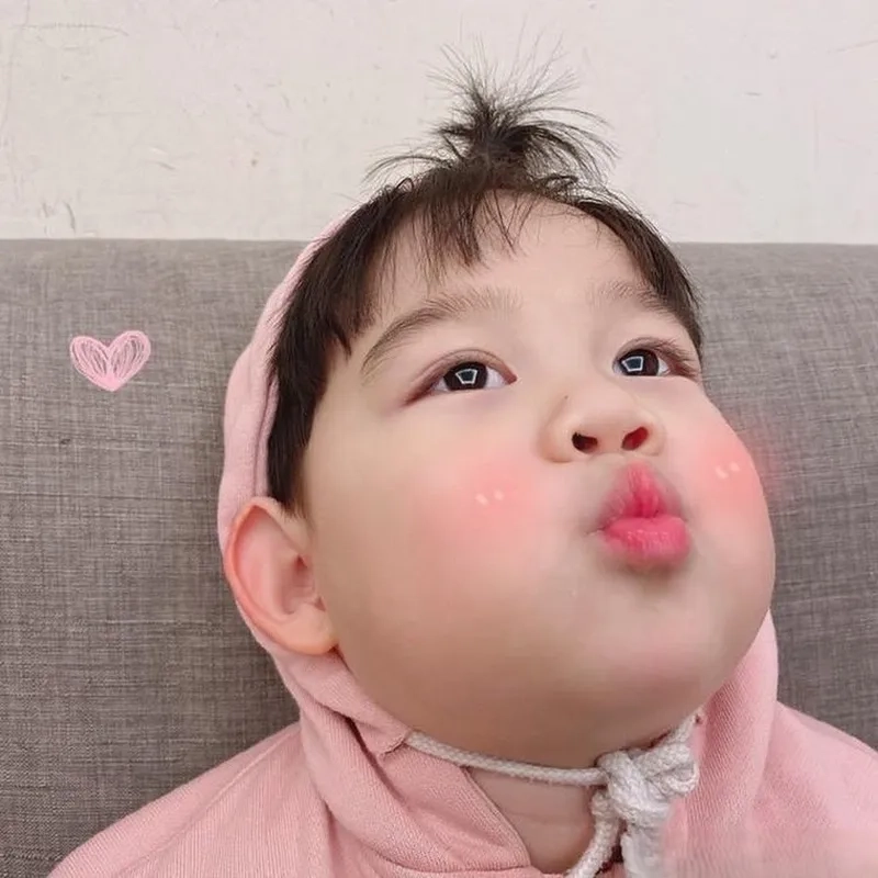 Meme thả tim bựa độc đáo, mang đến tiếng cười vui vẻ.