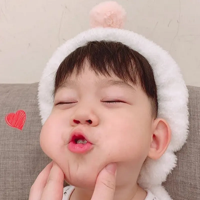 Meme thả tim cute dễ thương, lan tỏa năng lượng tích cực.
