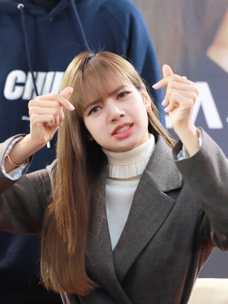 Blackpink lisa meme face hài hước với biểu cảm độc nhất.