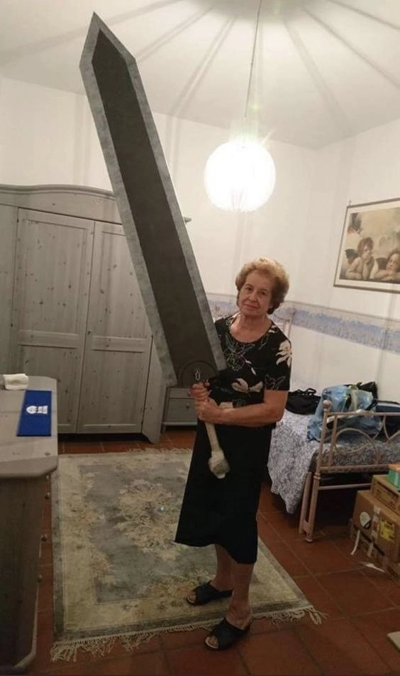 Ảnh meme mèo cầm dao sẽ khiến bạn phải bật cười vì độ bất ngờ và hài hước.