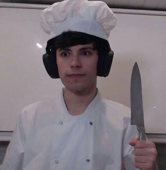 Meme ảnh mèo cầm phóng lợn kết hợp giữa hài hước và sự đáng yêu khó cưỡng.