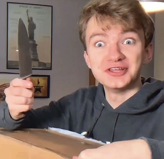 Cheems meme cầm súng chắc chắn sẽ khiến bạn phải cười vì sự dễ thương và hài hước.