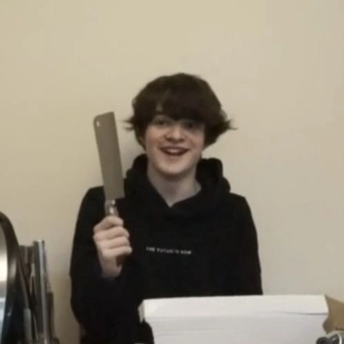 Súng ak47 meme cầm súng đem đến sự hài hước và bất ngờ cực kỳ độc đáo.