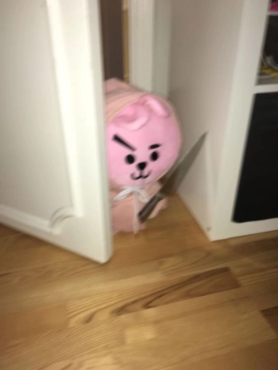 Ảnh meme con mèo cầm súng tạo nên sự vui nhộn và hài hước vô cùng đáng yêu.