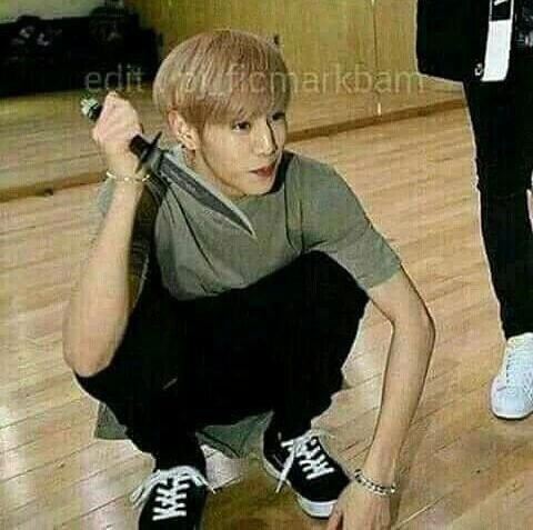 Meme trần dần cầm súng tạo nên sự kết hợp thú vị giữa hành động và hài hước.