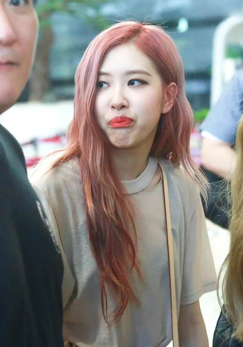 Jennie meme blackpink hài hước với biểu cảm khó quên.